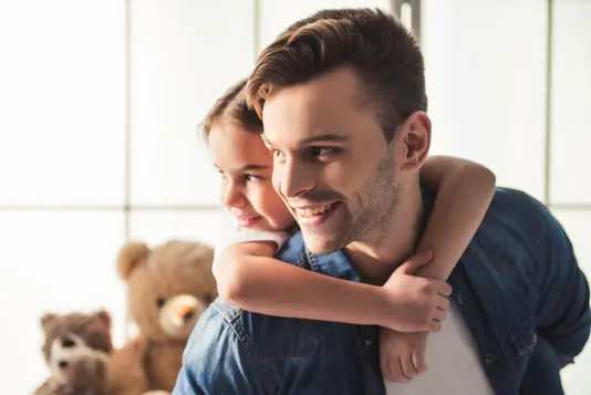 Vater und Tochter freuen sich über Ihr schlüsselfertiges Haus.