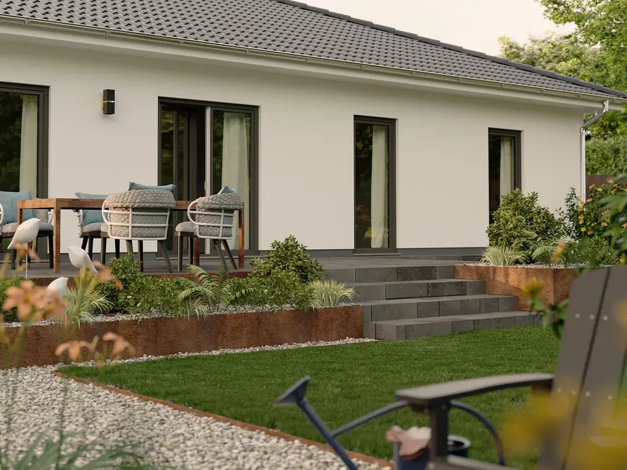 Terrassenblick auf den Bungalow 110 mit gemütlicher Sitzgruppe im Garten Moderne Terrasse des Bungalow 110 von Town & Country Haus mit Sitzgruppe, bodentiefen Fenstern und gepflegter Gartenanlage