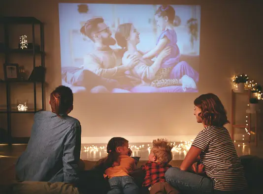 Haus-Familie-Wohnen-Serie-19-27 Kinoabend im Hobbykeller
