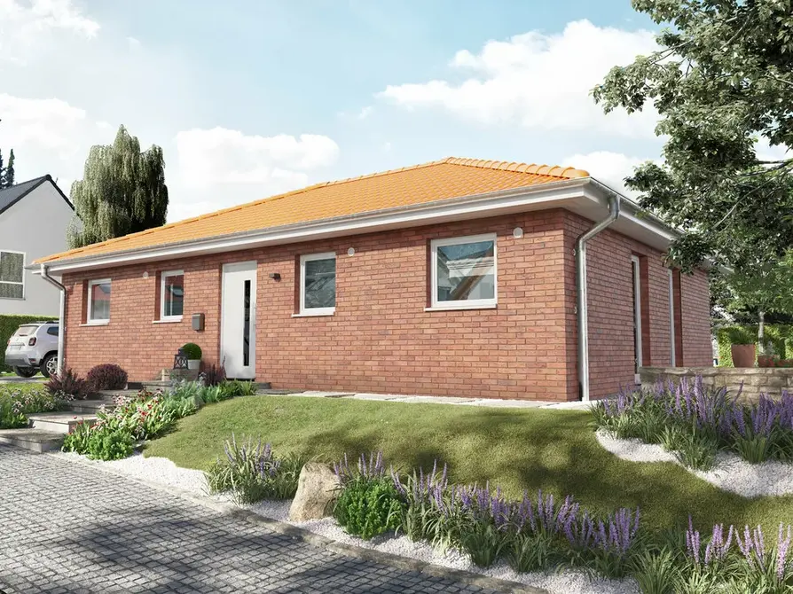 Der Bungalow 110 mit hellem Dach in der Variante Elegance mit Blick von der Straße auf den Eingangsbereich